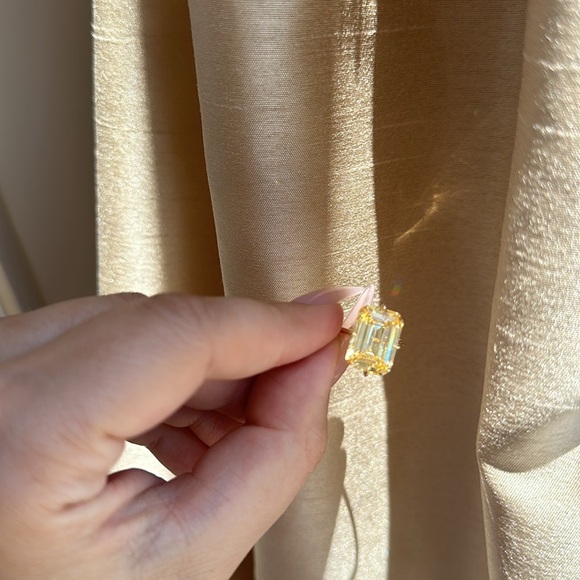 14K Gold Ring with Yellow Gemstone - Picture 5 of 6